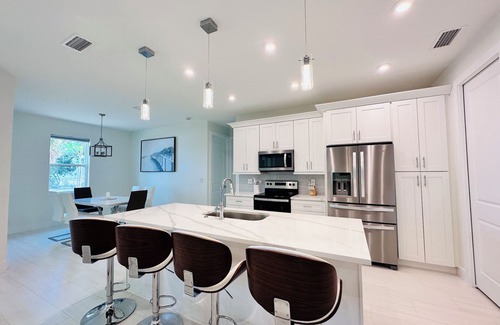 South Venice House | BlessedVeniceOasis, Luxury Beach House - 5 Minutes to Beach, Brand New!