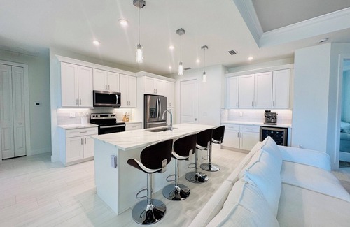 South Venice House | BlessedVeniceOasis, Luxury Beach House - 5 Minutes to Beach, Brand New!