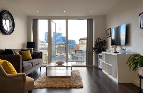 London Borough of Hounslow Apartment | Blissful One Bed Near The River
