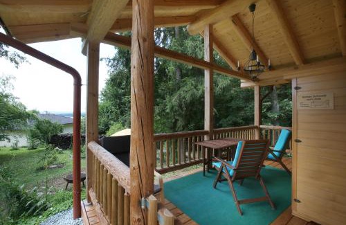 Oberschuetzen Ski Chalet | Blockhaus Chalet mit beheizbarem Badefass und Infrarotsauna auf der Terrasse