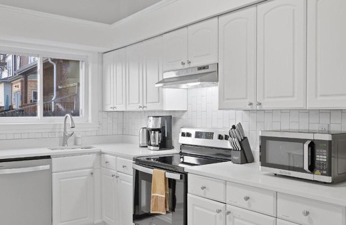 Bloomfield House | Bloomfield/Shadyside @J Bright and Cozy Private Bedroom with Shared Bathroom