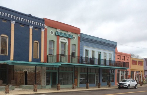 Water Valley Apartment | Blu-Buck Mercantile Hotel, Courtyard Room