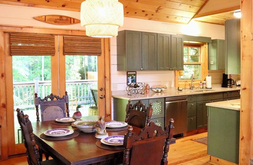 Cashiers Cottage | Blue Bear Cottage -Mins to Cashiers, Indoor & Outdoor Fireplaces, & Trail Access