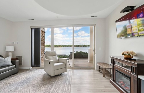 Lake Delton Apartment | Blue Birch Haven at Delton Grand - Waterfront