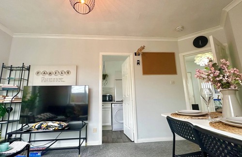 Clydebank Apartment | "Blue dreams" stay near Glasgow city