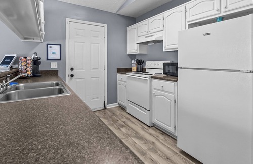 Upper Grand Lagoon Cottage | Blue Haven - 4 mins to Beach, Bikes, Fire Pit, Pets