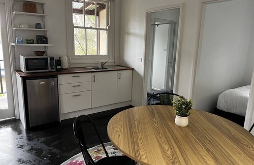 Mount Victoria Cabin | Blue Haze Retreat - studio with kitchenette