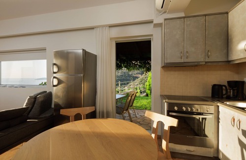 Astros Apartment | Blue Horizon - Coral Sea View Suite