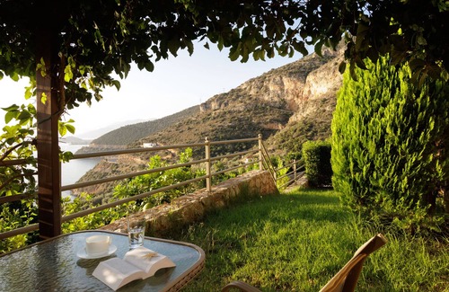 Astros Apartment | Blue Horizon - Coral Sea View Suite