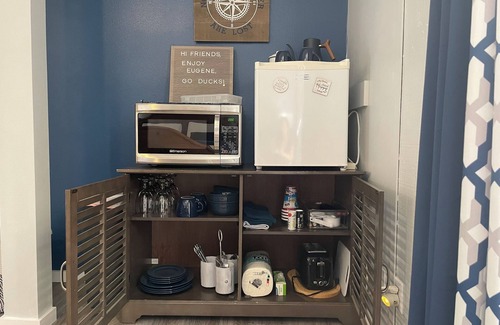 Bethel-Danebo Apartment | "Blue House Suite: A Serene Retreat in Proximity to the Airport"