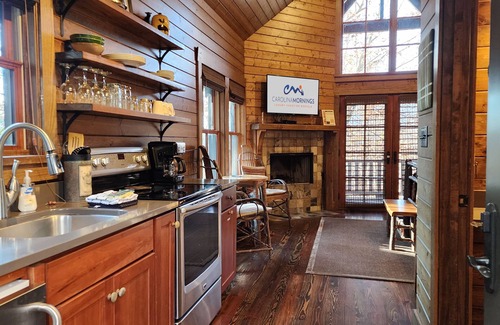 Cheshire Cabin | Blue Jay’s Perch | Cabin w/Loft + Jetted Tub + Biltmore Pass