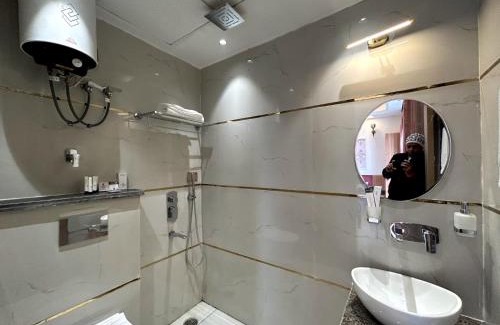 DLF Phase 5 Hotel | Blue Moon Residency