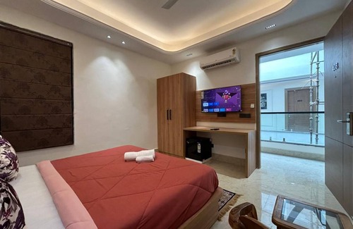 DLF Phase 5 Hotel | Blue Moon Residency Sector 53 Gurgaon