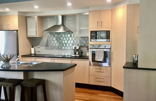 Smiths Lake House | Blue Poles - Tune in to Naturen