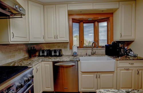 Clyde House | Blue Ridge Escape: Stunning views, tons of space, hot tub, Tesla Charger and more!