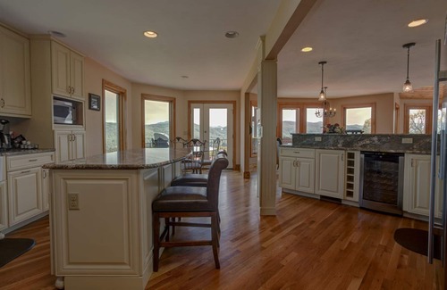 Clyde House | Blue Ridge Escape: Stunning views, tons of space, hot tub, Tesla Charger and more!