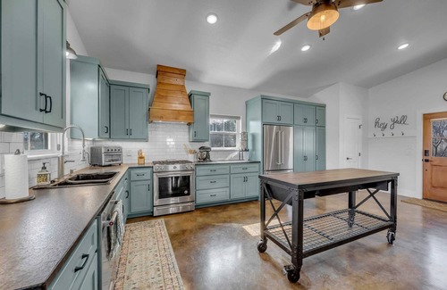 Burnet House | Blue Truck Ranch-6 Acres 3 Cottages FIRE PIT!