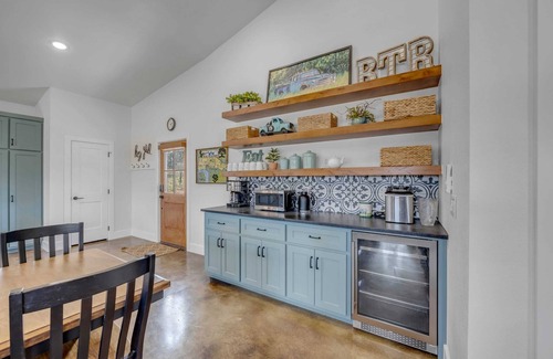 Burnet House | Blue Truck Ranch-6 Acres 3 Cottages FIRE PIT!