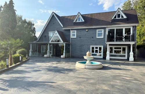 Bumble's Green Villa | Bluebell House