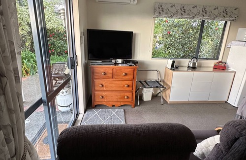 Longlands Apartment | Bluebell Studio Unit in rural setting near Havelock North