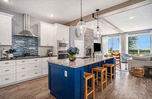 Miami Park House | Blueberry Bluff | Gorgeous Lakeview Retreat | Beach Access| Jacuzzi Tub