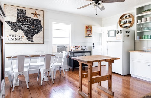 Burton House | Bluebonnet Bungalow near Roundtop 1940s farmhouse with 2022 comfort