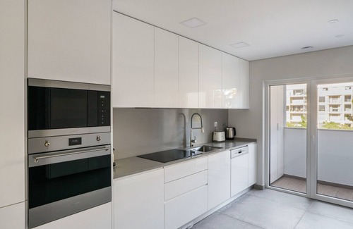 Carcavelos Apartment | Blueground | Carcavelos, turnkey home + kitchen