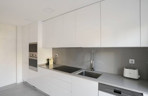 Carcavelos Apartment | Blueground | Carcavelos, turnkey home + kitchen