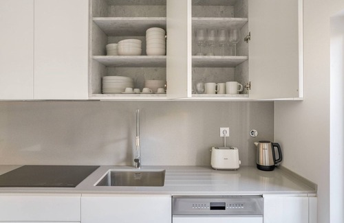 Carcavelos Apartment | Blueground | Carcavelos, turnkey home + kitchen