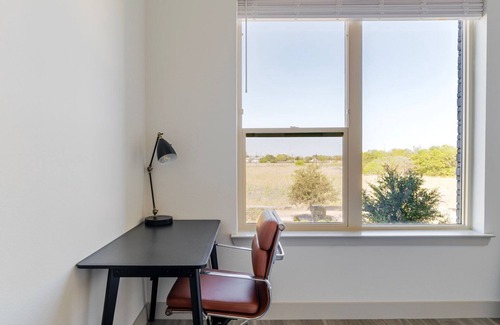 Del Valle Apartment | Blueground | Del Valle, pool, nr McKinney Falls