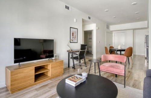 Hayward Apartment | Blueground Hayward heated pool on-site dining SFO-1690
