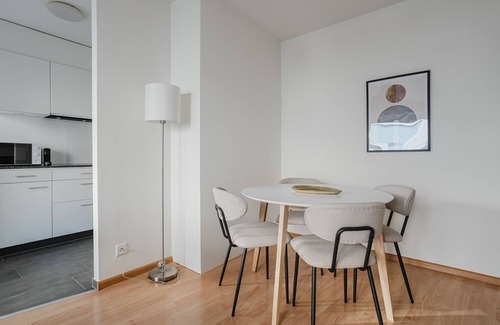 Iselin Apartment | Blueground | Iselin, balcony, elev, w/d
