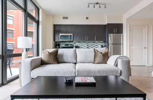 Clarendon Apartment | Blueground | Lyon Village, pool, nr Arlington Park