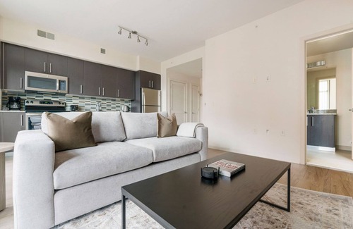 Clarendon Apartment | Blueground | Lyon Village, pool, nr Arlington Park