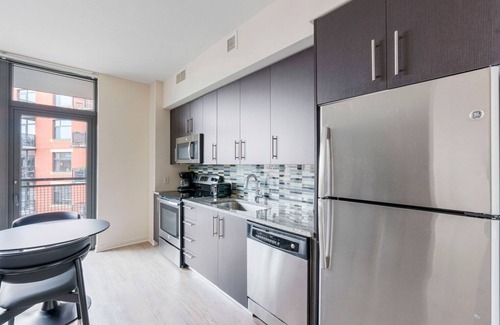 Clarendon Apartment | Blueground | Lyon Village, pool, nr Arlington Park