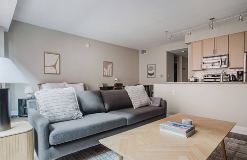 Mount Vernon Square Apartment | Blueground | Mt Vernon, pool & w/d, nr Chinatown