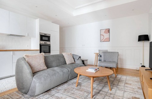 Quartier de l'Ecole-Militaire Apartment | Blueground | Sèvres-Lecourbe, nr eiffel tower