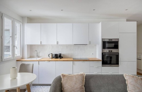 Quartier de l'Ecole-Militaire Apartment | Blueground | Sèvres-Lecourbe, nr eiffel tower