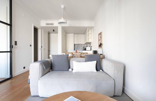 Sao Jorge de Arroios Apartment | Blueground | Saldanha, pool & gym