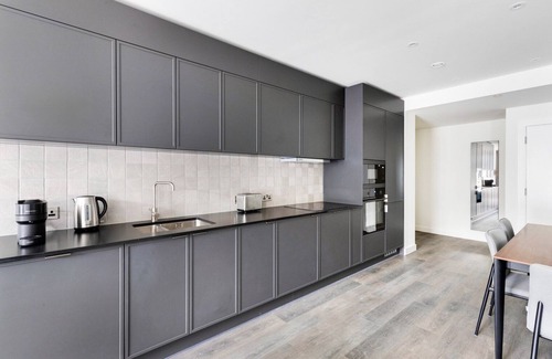 Stratford and New Town Apartment | Blueground | Stratford, pool, nr Queen Elizabeth Park