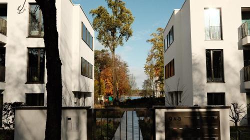 Hubertushohe Apartment | bluestar apartments am Storkower See inkl Badesteg und Gartensauna