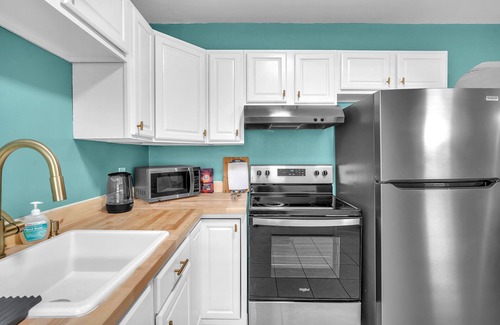 Dania Beach House | Bluewave Bungalow #1 | Cozy & Charming Getaway