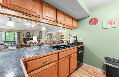 Table Rock Apartment | Bluffs Oasis Condo
