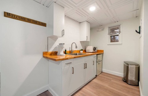 Sylvan Beach Apartment | `Boardwalk Bungalow`-2 Beds, 1min walk to Beach!