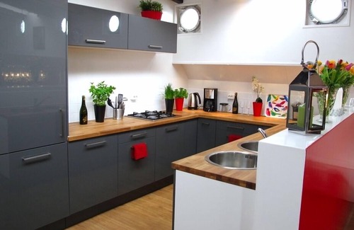 Kop van Zuid Boat Rental | Boathotel Rotterdam Seven