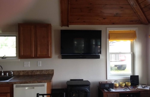 Bridgeport Cottage | Boating/Fishing Gem #1 on Oneida Lake near Bridgeport, only 20 min from Syr