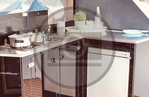 Havelsee Boat Rental | Boating holidays on this unique houseboat - relaxation and adventure, pure nature and city flair.