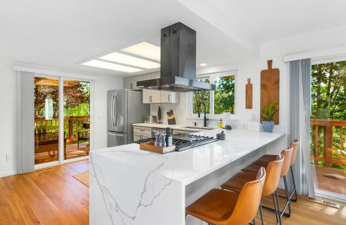 Renton Apartment | Bodur's Rustling Leaves, with BBQ, Fresh Air & Privacy