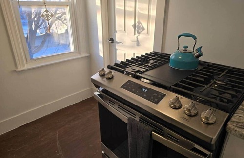 Ferndale Apartment | ¤Bohemia top king suite, hot tub, pool, games @MLC