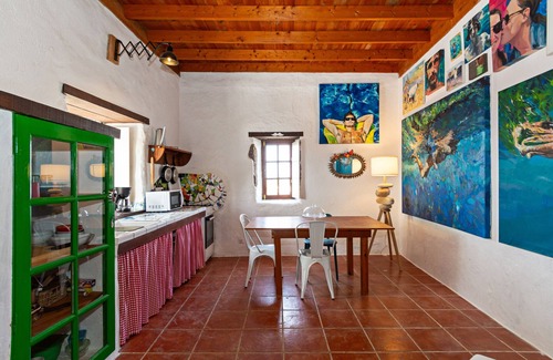 Las Brenas Ski Chalet | Bohemian Art House - 2BR in Yaiza & Garden